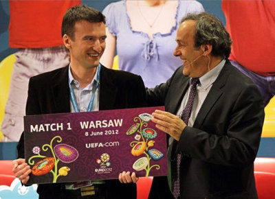 Michel Platini átadja a 2012-es Eb nyitómeccsére szóló "jegyet" Pawel Michalczak lengyel szurkolóknak