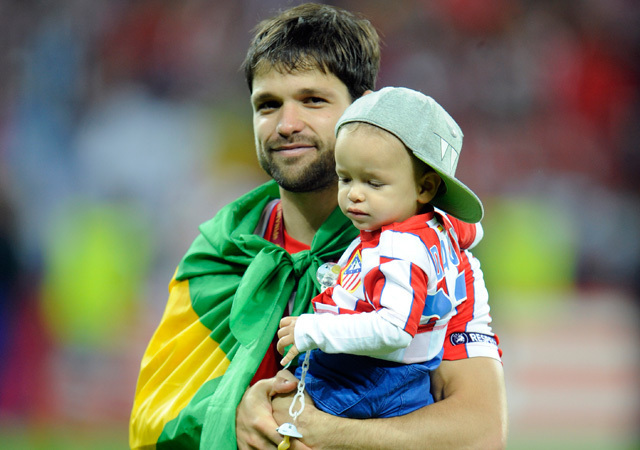 Diego örül a kisfiával az Atlético Madrid-Athletic Bilbao Európa Liga-döntő után Bukarestben 2012-ben.