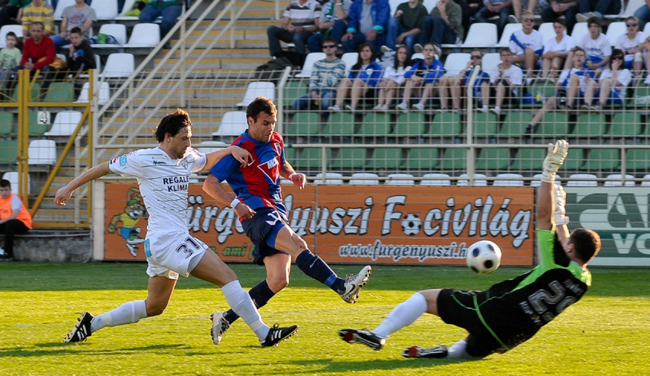 Nemanja Nikolics próbálkozik gólszerzéssel az elődöntő első mérkőzésén - Fotó: www.vidi.hu