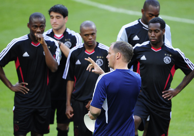 Frank de Boer magyaráz az Ajax játékosainak a caspat Real Madrid elleni Bajnokok Ligája-mérkőzése előtti edzésen 2011 szeptemberében