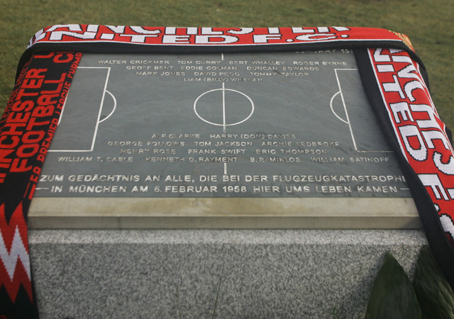 A Manchester United szurkolóinak emlékműve Münchenben, ahol az 1958-as, 23 halálos áldozattal járó légikatasztrófa áldozatainak emlékére állították 2008-ban