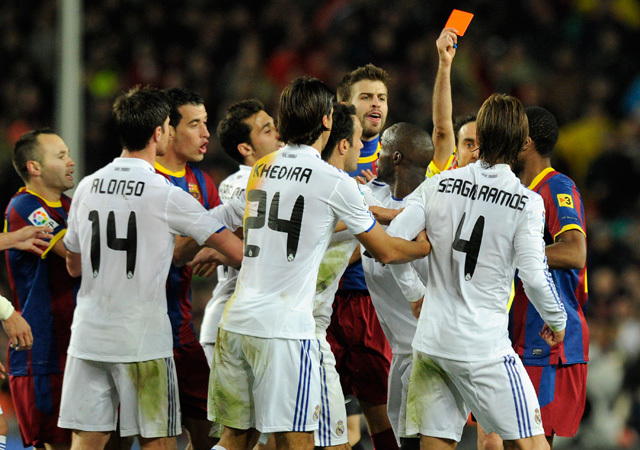 Sergio Ramos kap piros lapot a Barcelona és a Real Madrid bajnoki mérkőzésén 2011 tavaszán
