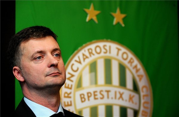 Kubatov Gábor, a Ferencvárosi Torna Club (FTC) újonnan megválasztott elnöke egy újságíró kérdését hallgatja, miután az FTC vezető testülete kilenc igennel és egy tartózkodással döntött az egyedüli jelöltként induló politikus, a Fidesz országos pártigazgatója mellett.