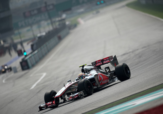 Lewis Hamilton vezeti a McLaren Mercedest a Forma-1-es Malajziai Nagydíj első szabaedzésén 2012-ben.