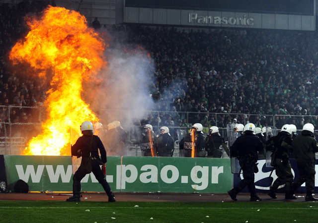 A Panathinaikosz szurkolói gyújtogatnak az Olimpiakosz elleni görög bajnoki mérkőzésen 2012-ben.