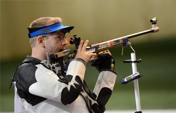 Sidi Péter versenyez a 2012-es londoni nyári olimpia férfi kisöbű sportpuska 3x40 lövéses összetett számának döntőjében a Királyi Tüzérségi Laktanyában 2012. augusztus 6-án. A magyar versenyző a hatodik helyen végzett. MTI Fotó: Kollányi Péter 