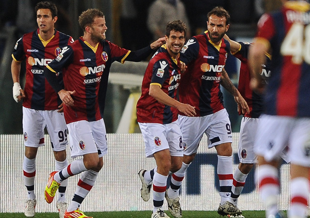 A Bologna játékosai örülnek egy gólnak a csapat mérkőzésén a Serie A-ban.