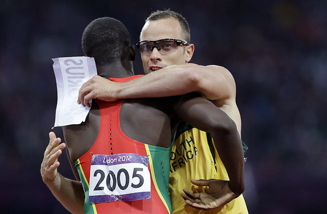 Kirani James és Oscar Pistorius rajtszám cserélése sokak szemébe csalt könnyeket - Fotó: AP
