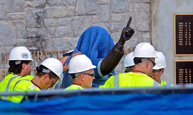Joe Paterno szobrát letakarva vitték el a munkások 2012 júliusában - Fotó: Christopher Weddle / AP