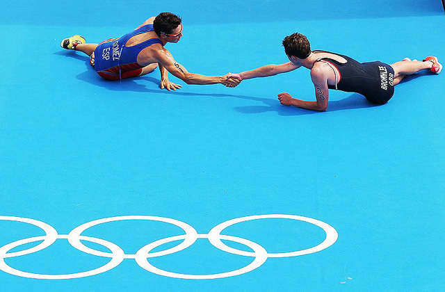 Szép pillanatokban nem volt hiány a londoni olimpián, kiváló sportolók sportszerű versenyeit láthattuk - Fotó: AP