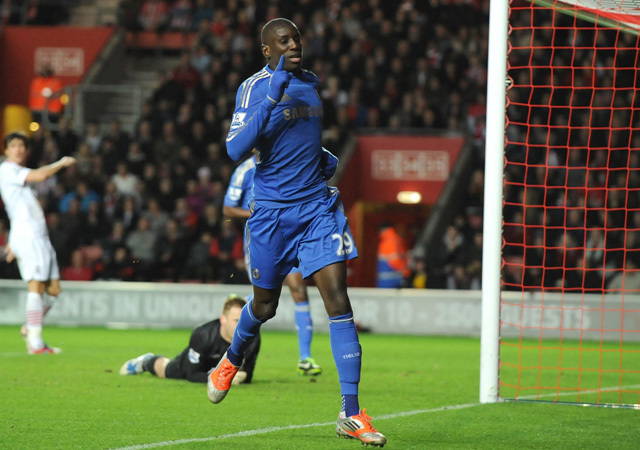 Demba Ba gólöröme, miután a Chelsea-ben első mérkőzésén betalált a Southampton ellen az FA Kupában 2012-ben.