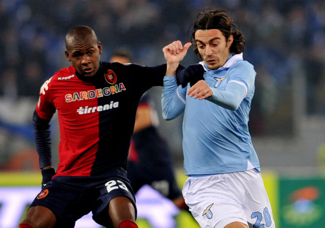 A Cagliari és a Lazio játékosai küzdenek a Serie A-ban 2013-ban.