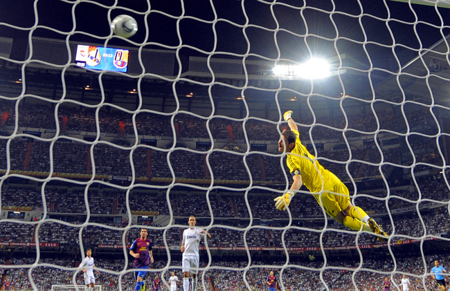 Iker Casillas vetődik a labdáért a Real Madrid-Barcelona (2-2) Spanyol Szuperkupa mérkőzésen