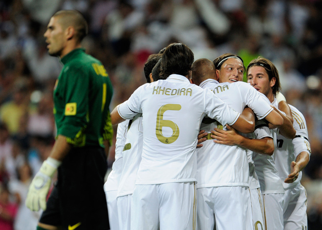 A Real Madrid játékosai ünneplik az első madridi gól szerzőjét, Özilt, a Real Madrid-Barcelona Spanyol Szuperkupa meccsen.