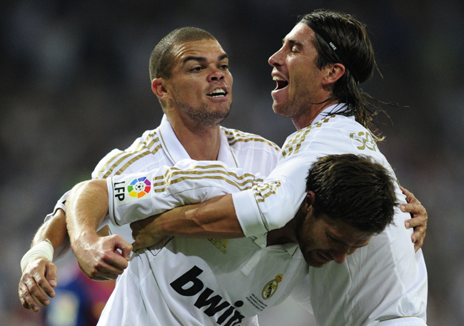 Pepe, Sergio Ramos és Xabi Alonso, a Real Madrid játékosai ünneplik a Barcelona ellen szerzett gólt