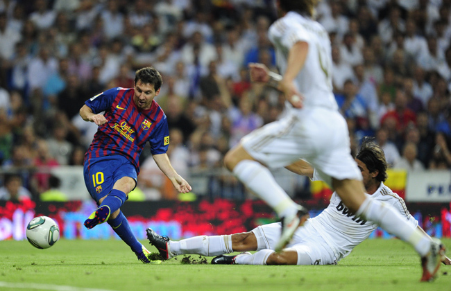 lionel Messi, a Barcelona argentin csatára lő gólt a Real Madrid kapujába a Bernabéu stadionabn