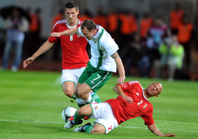 Pintér Ádám és Varga József küzdenek a Magyarország-Írország felkészülési labdarúgó mérkőzésen 2012-ben.