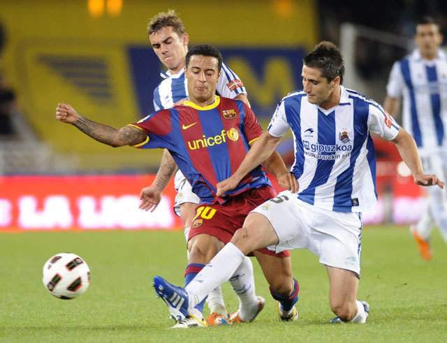 Thiago Alcántara a Real Sociedad játékosainak szorításában 