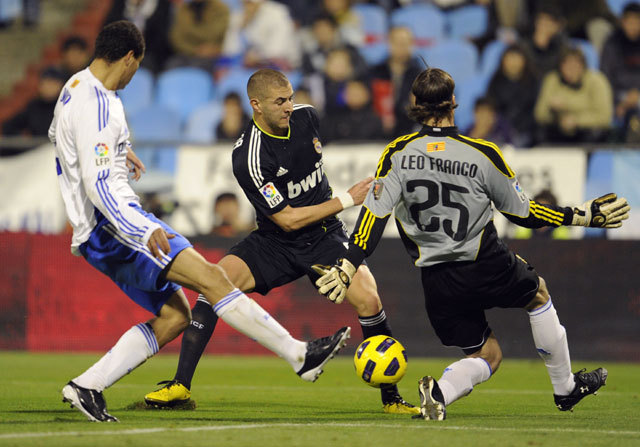 Karim Benzema (középen) a Zaragoza en is szaporíthatja góljai számát 
