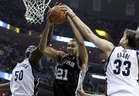 Zac Randolph és Marc Gasol blokkolják Tim Duncan dobását a Memphis Grizzlies-San Antonio Spurs NBA mérkőzésen a 2011-es rájátszásban 2011 áprilisában