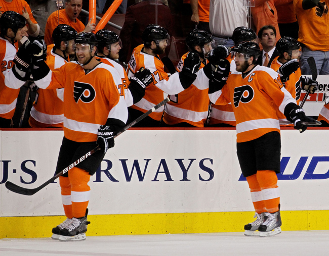 Jeff Carter és Mike Richards ünnepli a Philadelphia Flyers gólját 