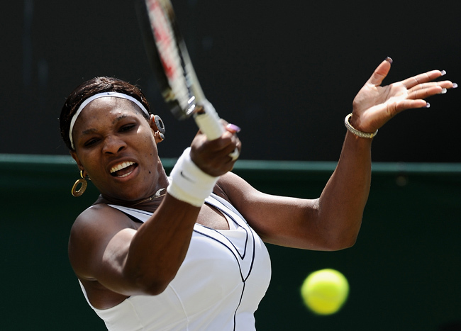 Serena Williams játszik Wimbledonban.