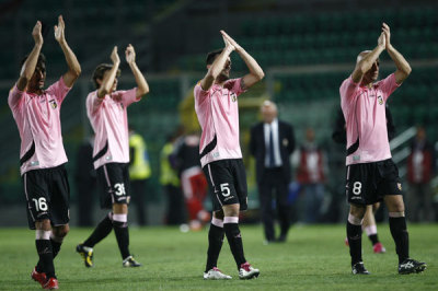 Palermo játékosok köszöntik a közönséget egy 2010 szeptemberi mérkőzés után