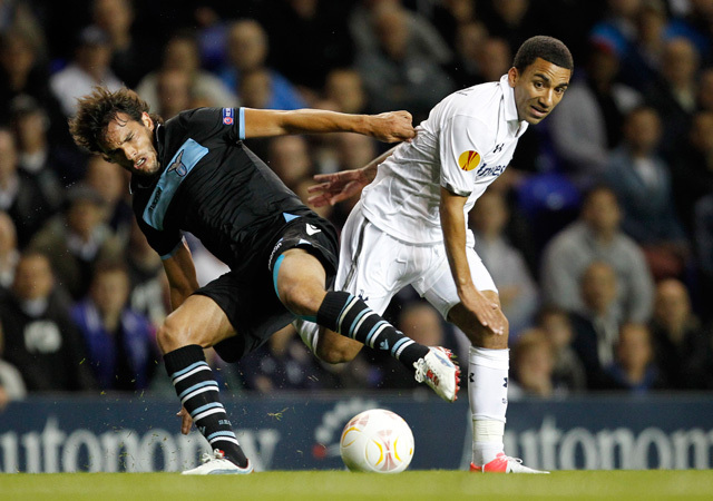 A Tottenham és Lazio játékosai küzdenek a két csapat Európa Liga-mérkőzésén 2012-ben