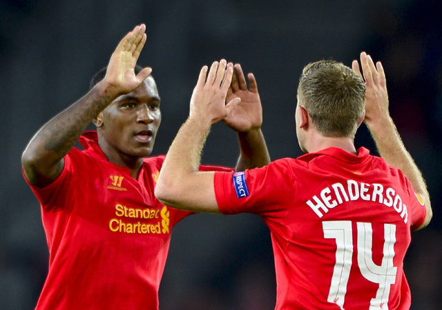 Wisdom és Henderson ünneplik a Liverpool egyik gólját a Young Boys elleni mérkőzésen az Európa Ligában 2012-ben.