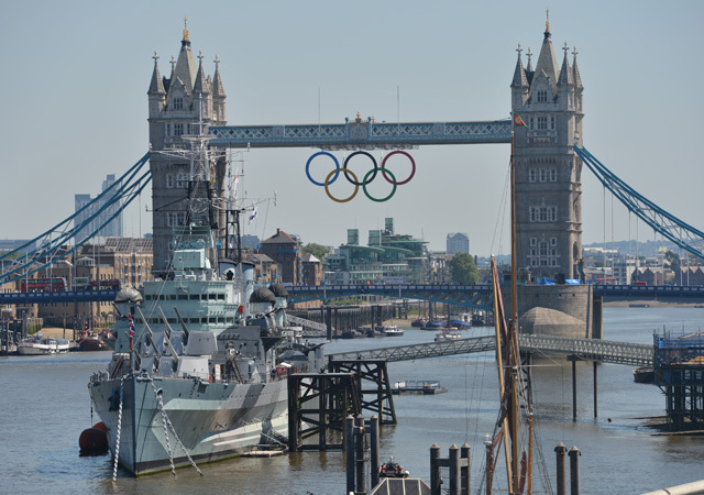 A londoni Tower látképe előtte egy brit hadihajóval az olimpiai játékok előtt 2012-ben.