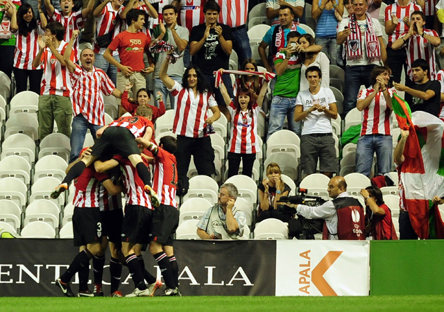 Az Athletic Bilbao játékosai és szurkolói ünneplik Gabilondo gólját a Paris Saint-Germain elleni Európa Liga-mérkőzésen 2011 szeptemberében