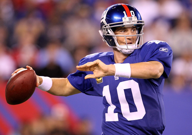 Eli Manning passzol a New York Giants és a St. Loius Rams NFL-mérkőzésén 2011 szeptemberében