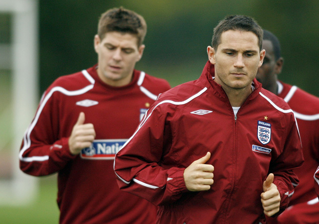 Frank Lampard és Steven Gerrard kocognak az angol labdarúgó-válogatott edzésén 2011 augusztusában