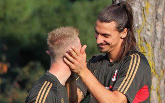 Zlatan Ibrahimovic simogatja meg Ignazio Abate arcát a Milan edzésén.