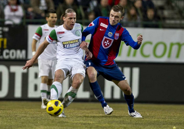 Maróti Béla és Sándor György küzdenek a labdáér a Ferencváros-Videoton mérkőzésen 2011 márciusában az Albert Stadionban