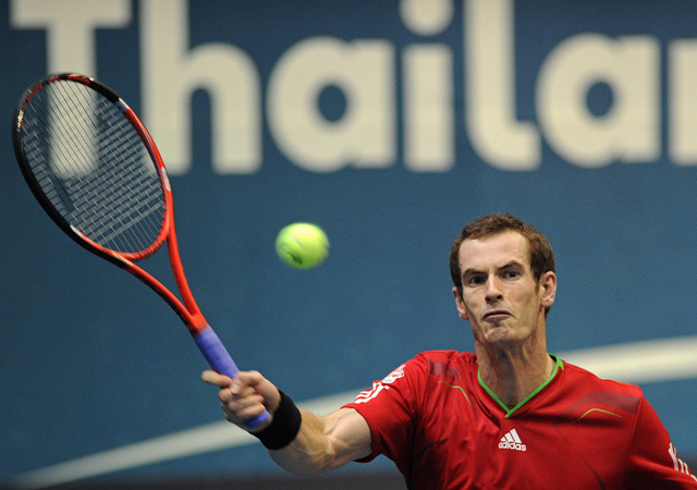 Andy Murray üti meg a labdát a Gilles Simon elleni elődöntőben a bangkoki ATP-250-es versenyen 2011 októberében