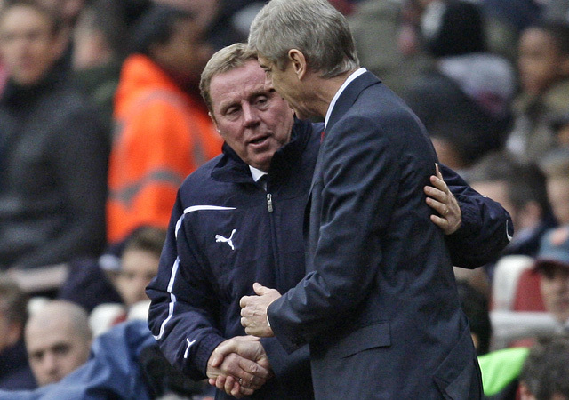Harry Redknapp és Arséne Wenger fognak kezet a Tottenham és az Arsenal egyik Premier League-mérkőzésén 2011-ben