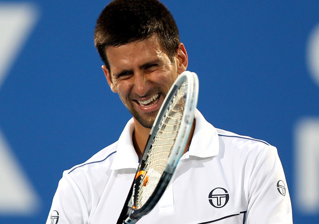Novak Djokovics nevet a David Ferrer elleni mérkőzésén az Abu-Dzabi tenisztornán 2011 decemberében