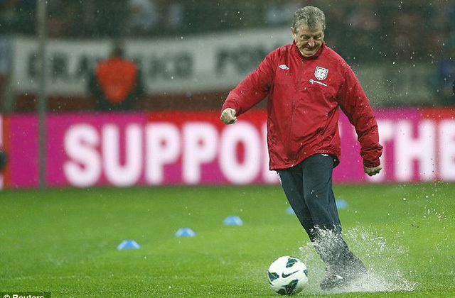 Roy Hodgson szövetségi kapitány is kipróbálta az esőfocit - Fotó: Reuters