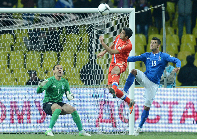 Oroszország és Azerbajdzsán válogatottjainak tagjai küzdenek egymással a két csapat világbajnoki selejtezőmérkőzésén Moszkvában 2012-ben.