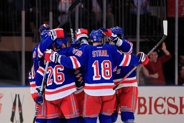 A New York Rangers csapata örül a győzelemnek a Phoenix Coyotes ellen az NHL-ben