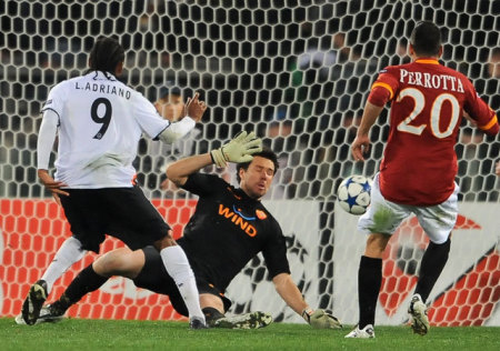 Luiz Adriano lő gólt a Roma-Sahtar BL-meccsen 2011-ben
