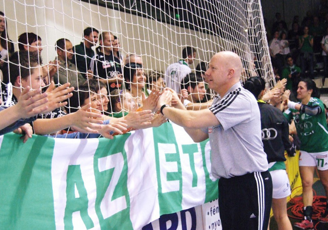 Karl Erik Böhn köszönti a Győri ETO szurkolóit a csapat mérkőzése után a női kézilabda Bajnokok Ligájában 2012-ben.