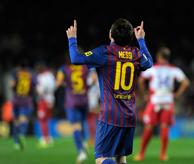 Lionel Messi örül a Barcelonában a Granada ellen szerzett góljának, amivel a klub gólrekordere lett.