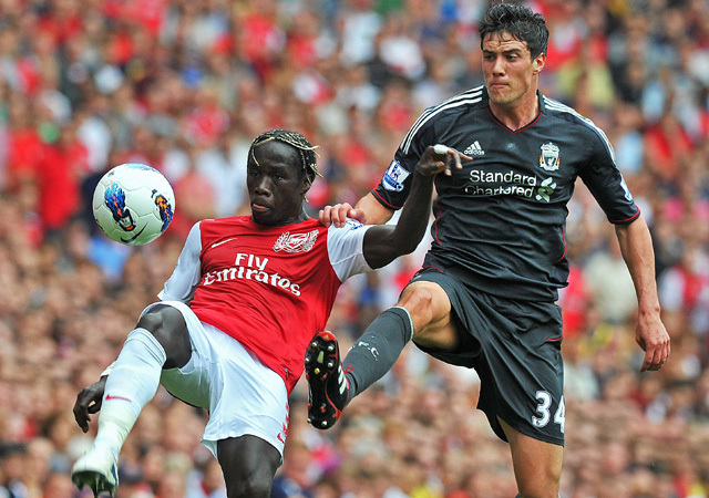 Bacary Sagna és Martin Kelly küzdenek az Arsenal és a Liverpool mérkőzésén 2011-ben.