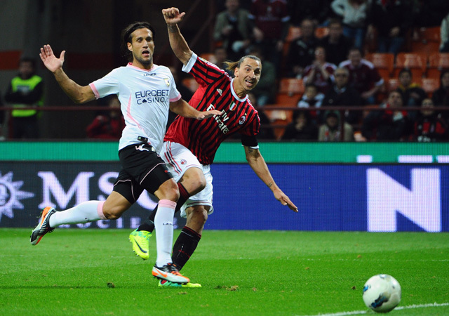 Salvatore Silvestre és Zlatan Ibrahimovic küzdenek a Milan és a Palermo mérkőzésén a Serie A-ban 2011-ben.