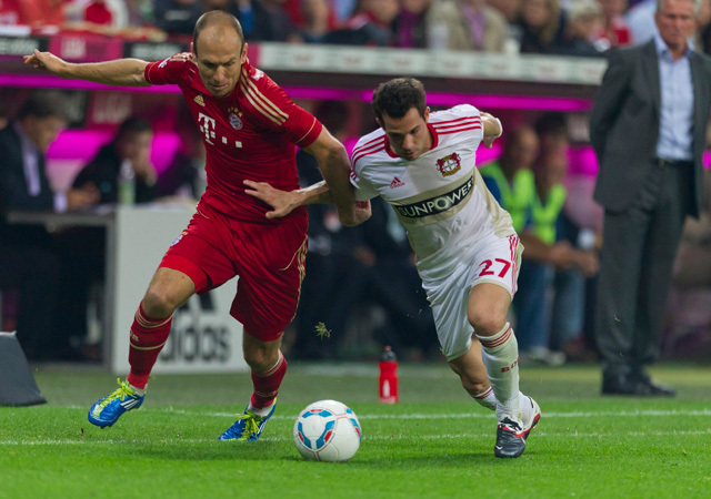Arjen Robben és Gonzalo Catro küzdenek a Bayern München és a Bayer Leverkusen mérkőzésén a Bundesligában 2011-ben.