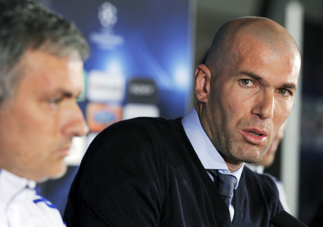 Zinedine Zidane és José Mourinho a Real Madrid egyik Bajnokok Ligája-mérkőzése előtti sajtótájékoztatón 2011-ben.