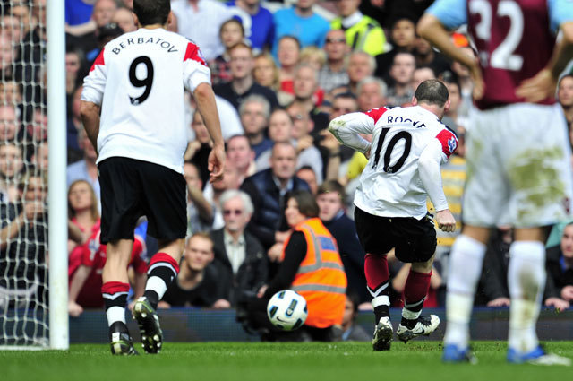 Wayne Rooney büntetőt lő a West Ham United ellen