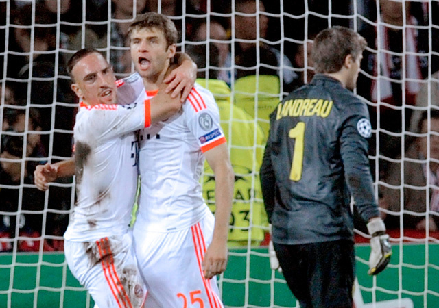 Franck Ribéry és Thomas Müller ünneplik utóbbi gólját a Lille-Bayern München mérkőzésen a Bajnokok Ligájában 2012-ben.